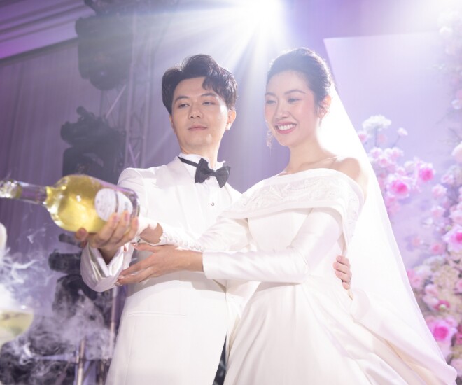 Hai nàng hậu Việt cưới đại gia khi mang bầu: Người đẻ xong mới tốt nghiệp, người U40 trẻ như chị gái của con - 1