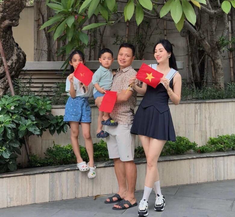 Hai nàng hậu Việt cưới đại gia khi mang bầu: Người đẻ xong mới tốt nghiệp, người U40 trẻ như chị gái của con - 10