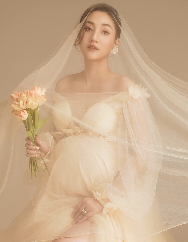 Hai nàng hậu Việt cưới đại gia khi mang bầu: Người đẻ xong mới tốt nghiệp, người U40 trẻ như chị gái của con - 9