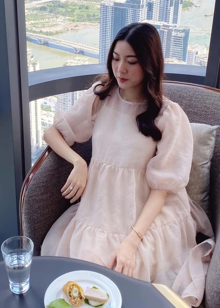 Hai nàng hậu Việt cưới đại gia khi mang bầu: Người đẻ xong mới tốt nghiệp, người U40 trẻ như chị gái của con - 3