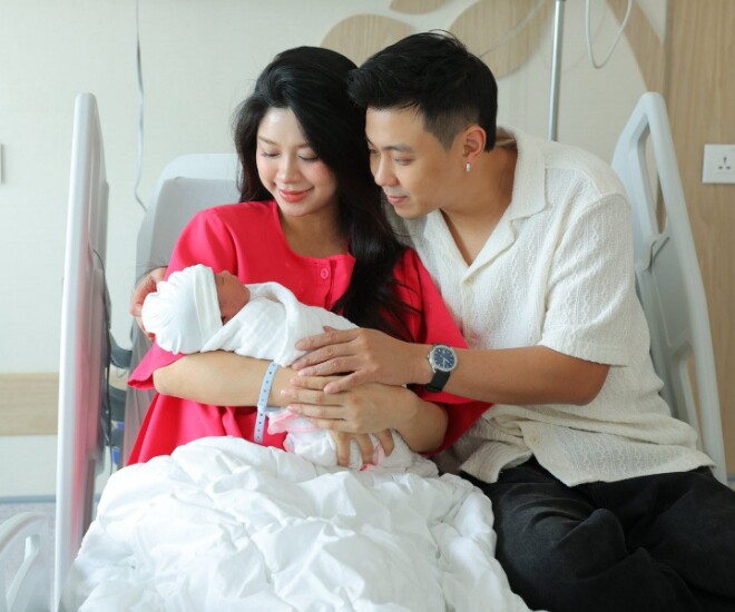 Hot girl 9X vừa khoe khoảnh khắc sinh con sau 1 tháng giữ kín: Có bố là NSND, từng tung ảnh X-quang chứng minh không nâng ngực - 1