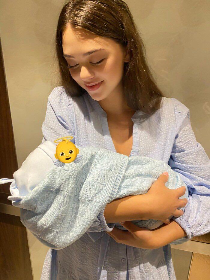 5 nàng hot girl 10X sinh con với chồng cầu thủ: Vợ Văn Cường - Văn Hậu đọ dáng nuột, "trùm cuối" quyến rũ bỏng mắt - 15