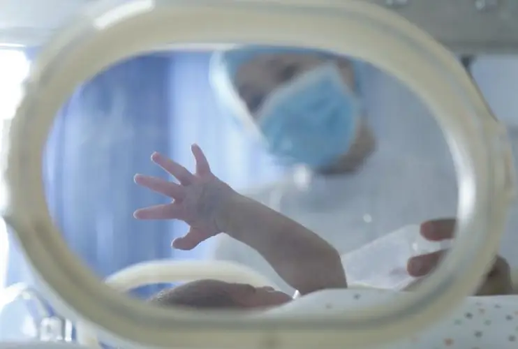 Bà bầu ăn theo thực đơn hằng ngày của mẹ chồng, đứa trẻ sinh ra có ngoại hình khiến cả ê-kíp y tế sửng sốt - 4