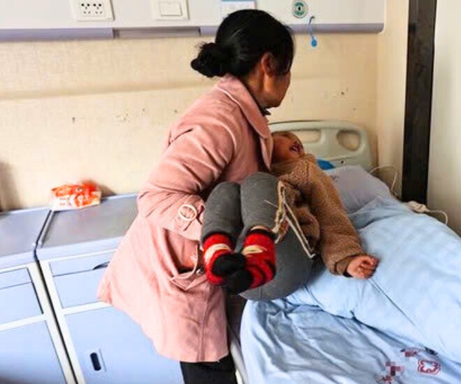 Bé gái khác lạ sau ca sinh khó, mẹ ruột bỏ đi, bà nội bán nhà cứu cháu, 5 năm sau cả làng sững sờ - 1