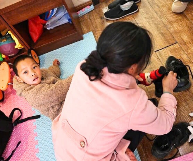 Bé gái khác lạ sau ca sinh khó, mẹ ruột bỏ đi, bà nội bán nhà cứu cháu, 5 năm sau cả làng sững sờ - 2