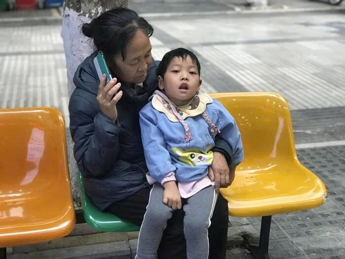 Bé gái khác lạ sau ca sinh khó, mẹ ruột bỏ đi, bà nội bán nhà cứu cháu, 5 năm sau cả làng sững sờ - 6