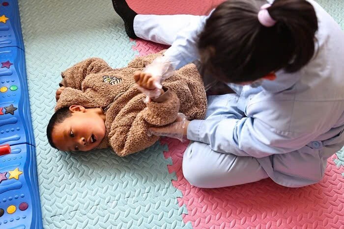 Bé gái khác lạ sau ca sinh khó, mẹ ruột bỏ đi, bà nội bán nhà cứu cháu, 5 năm sau cả làng sững sờ - 4