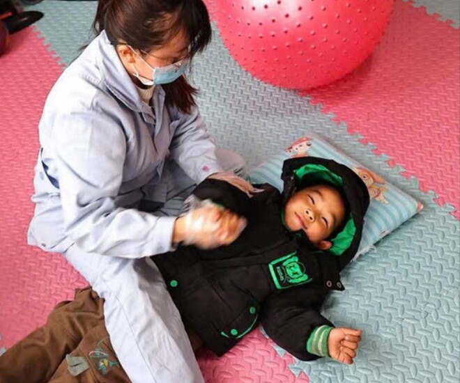 Cháu trai bại não sau ca sinh khó, ông nội bệnh nặng bươn chải cứu cháu và trái ngọt sau 4 năm - 1