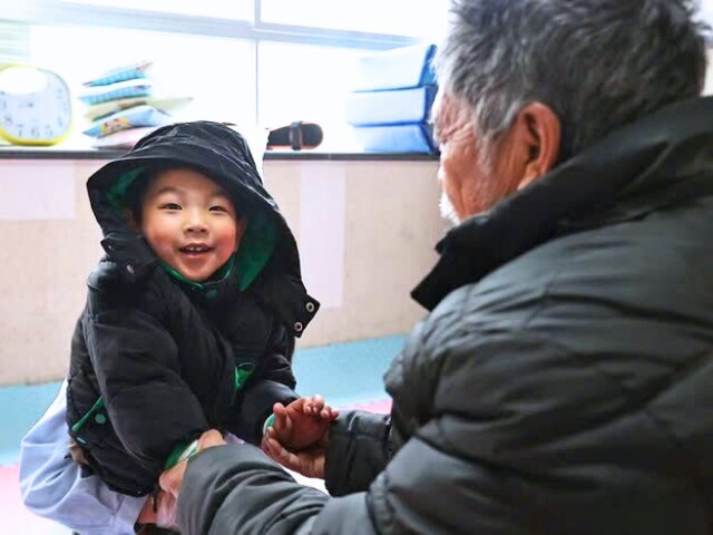 Cháu trai bại não sau ca sinh khó, ông nội bệnh nặng bươn chải cứu cháu và trái ngọt sau 4 năm - 2