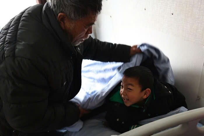 Cháu trai bại não sau ca sinh khó, ông nội bệnh nặng bươn chải cứu cháu và trái ngọt sau 4 năm - 4