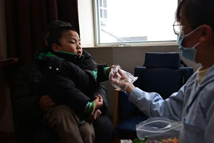 Cháu trai bại não sau ca sinh khó, ông nội bệnh nặng bươn chải cứu cháu và trái ngọt sau 4 năm - 6