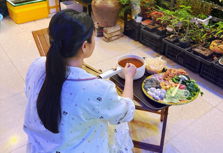Chồng Bắc Ninh lội lũ nấu cơm cữ cho vợ, món nào món nấy ngon ngất ngây, nhan sắc &#34;nóc nhà&#34; mới gây bất ngờ - 5