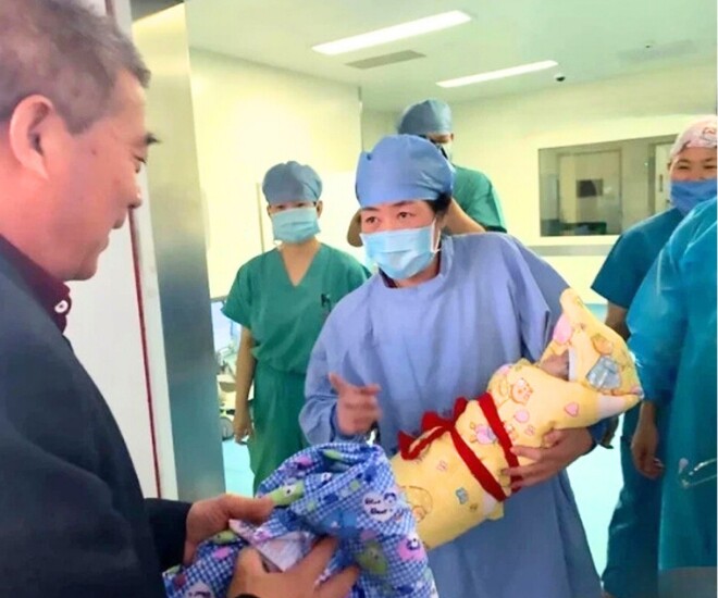 Con gái tuyên bố không đẻ, mẹ già U60 nóng mặt tự sinh thêm đứa nữa để tha hồ bồng bế - 1