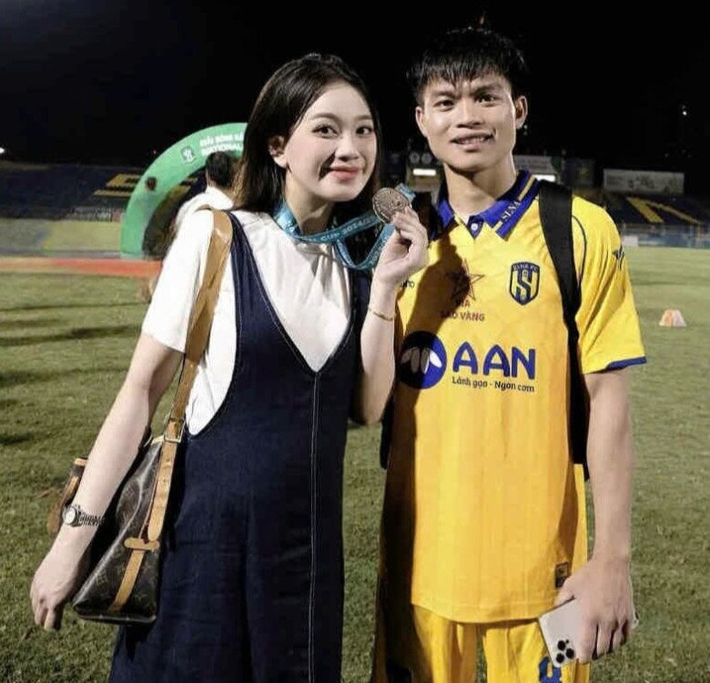 Dàn cô giáo hot girl sinh con với cầu thủ Việt: Người về dáng bỏng mắt, người thừa nhận “đẻ mướn” - 10