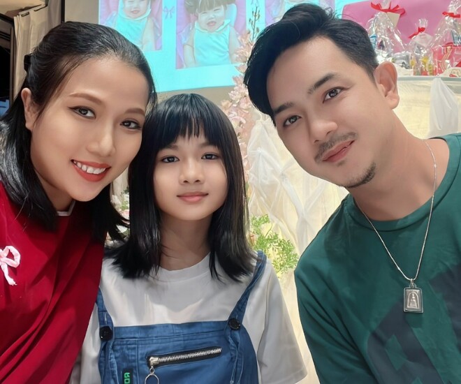 Người đẹp phim miền Tây bế bầu xuống phố cùng &#34;hồng hài nhi&#34;, con gái riêng 13 tuổi đáng yêu cao gần bằng mẹ - 1