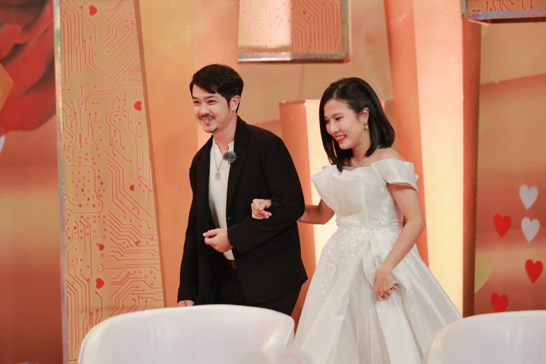 Người đẹp phim miền Tây bế bầu xuống phố cùng &#34;hồng hài nhi&#34;, con gái riêng 13 tuổi đáng yêu cao gần bằng mẹ - 8