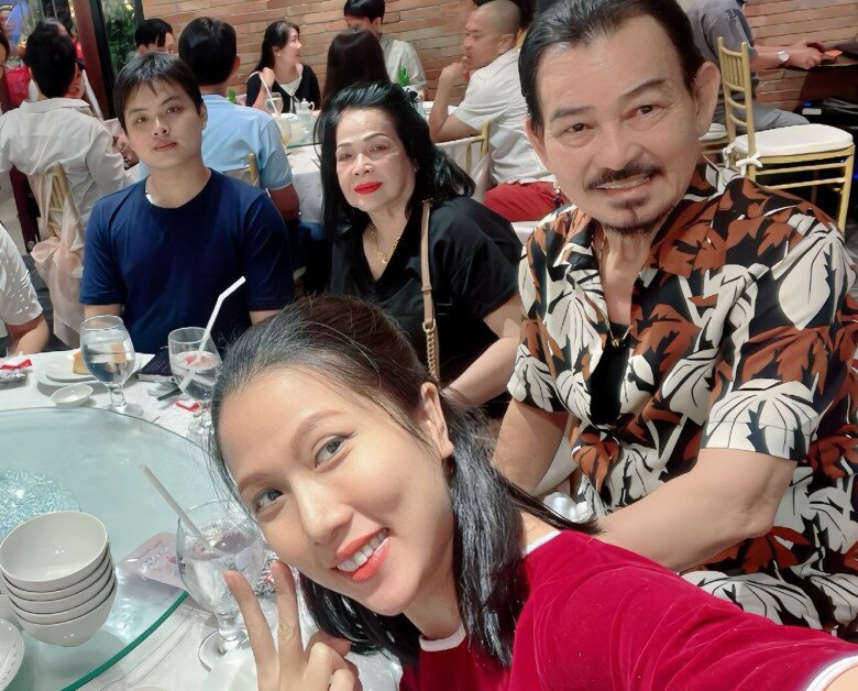 Người đẹp phim miền Tây bế bầu xuống phố cùng &#34;hồng hài nhi&#34;, con gái riêng 13 tuổi đáng yêu cao gần bằng mẹ - 2