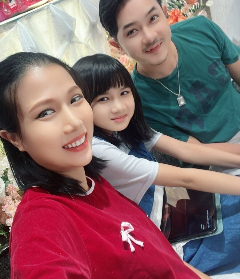 Người đẹp phim miền Tây bế bầu xuống phố cùng &#34;hồng hài nhi&#34;, con gái riêng 13 tuổi đáng yêu cao gần bằng mẹ - 3