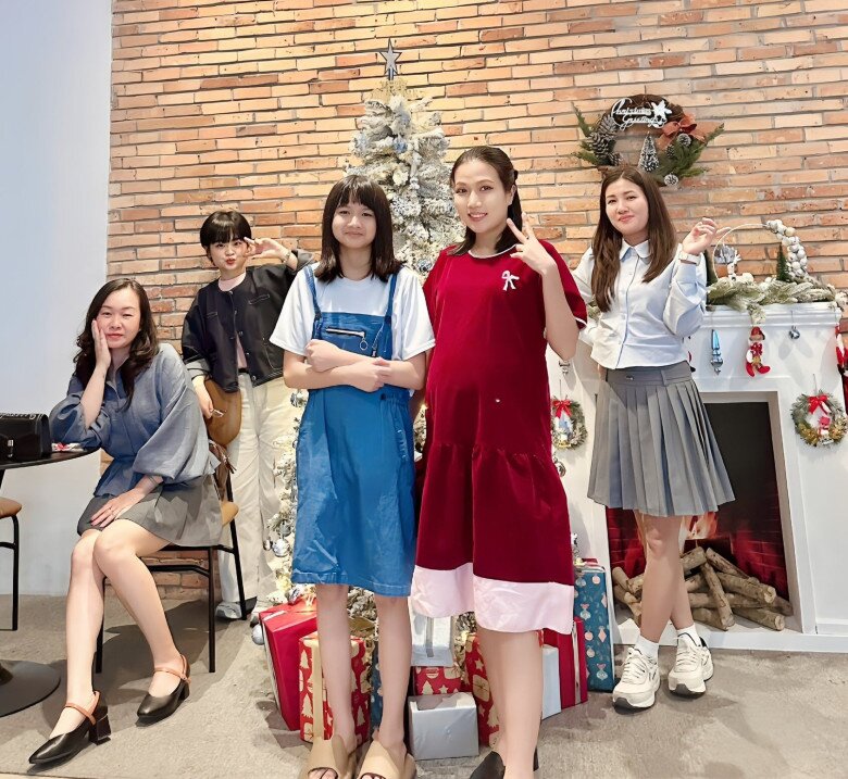 Người đẹp phim miền Tây bế bầu xuống phố cùng &#34;hồng hài nhi&#34;, con gái riêng 13 tuổi đáng yêu cao gần bằng mẹ - 4