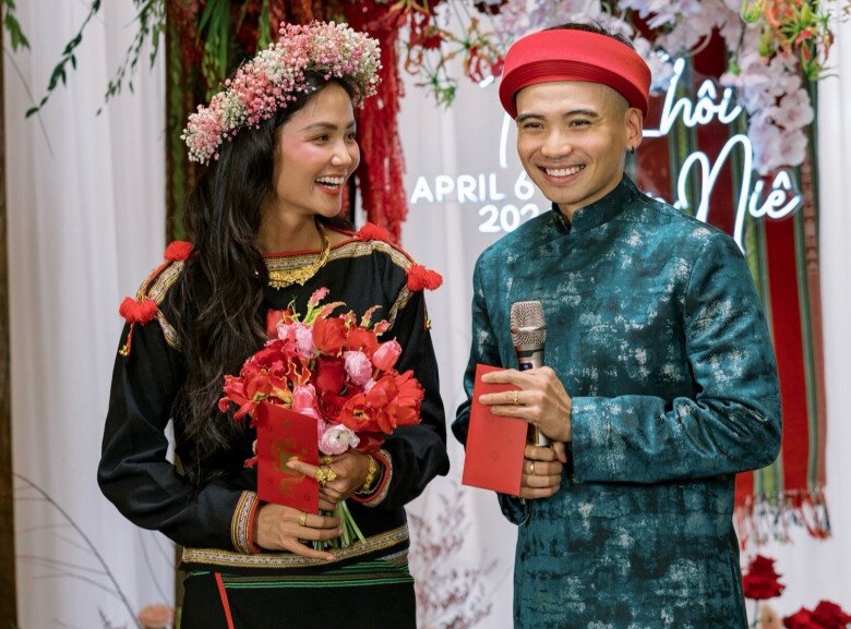 H&#39;Hen Niê đi làm sau chưa đầy một tháng sinh con, có chi tiết không thay đổi so với hồi son rỗi - 8