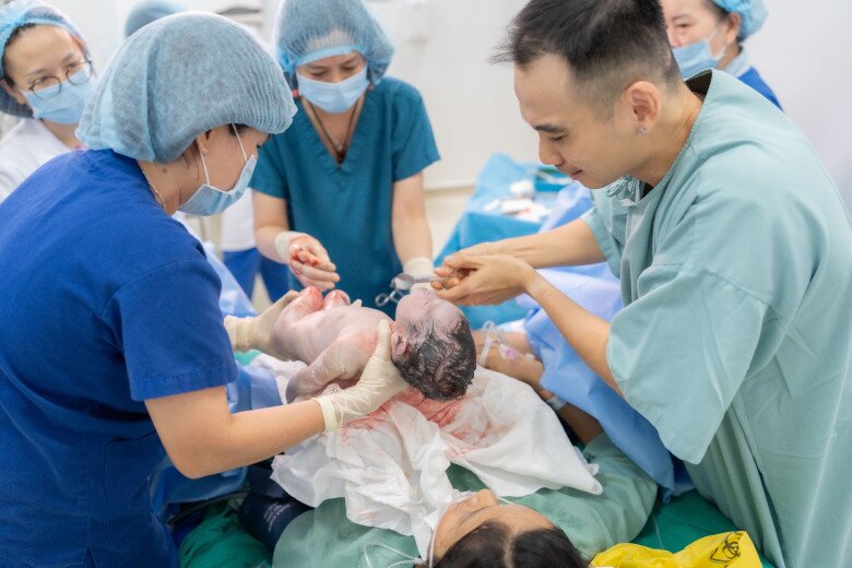 H&#39;Hen Niê đi làm sau chưa đầy một tháng sinh con, có chi tiết không thay đổi so với hồi son rỗi - 7