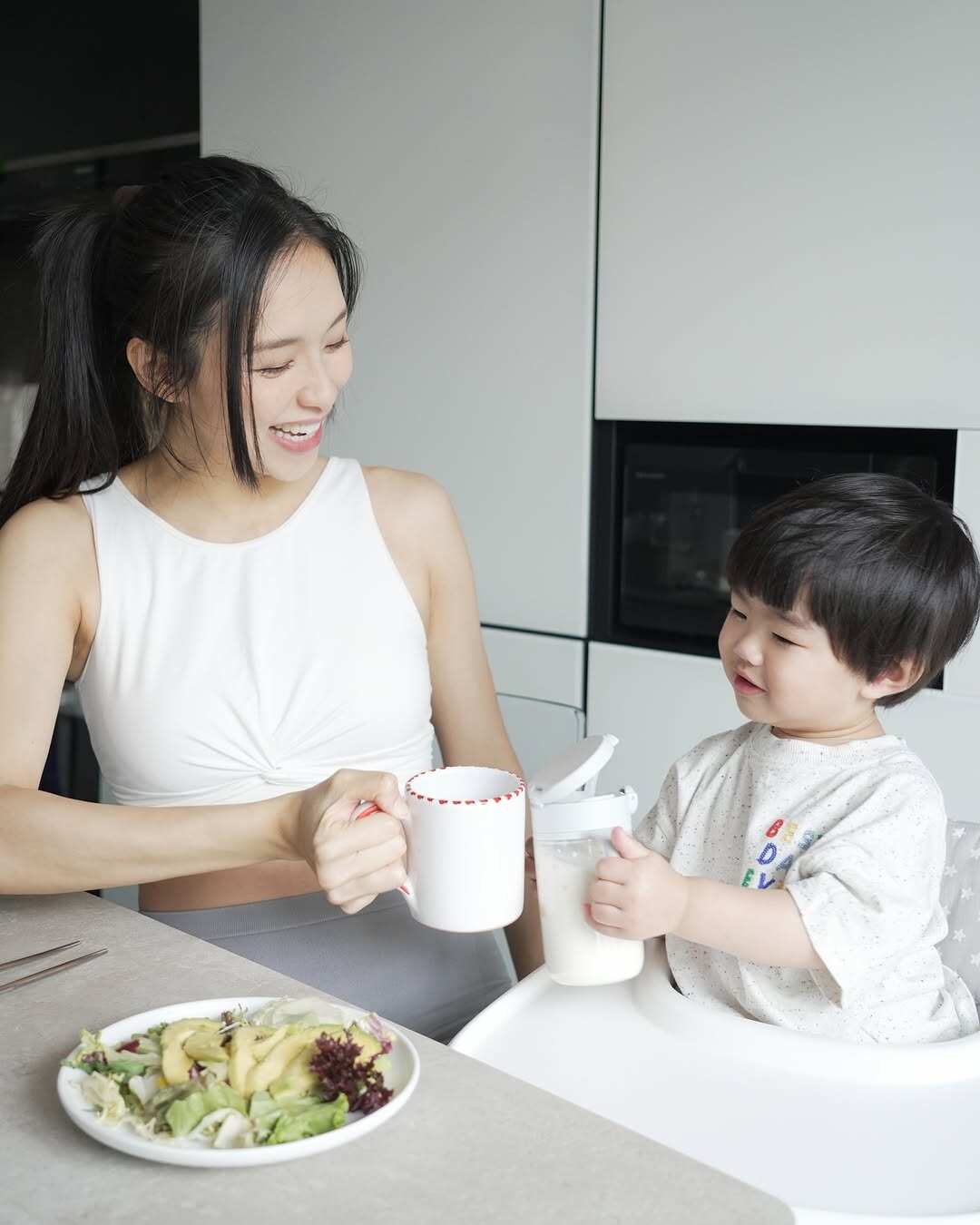 Hoa hậu gây sốt tại đảo ngọc Phú Quốc sau 3 tháng sinh con, đường cong siêu thực của gái hai con khiến người xem ngộp thở - 8