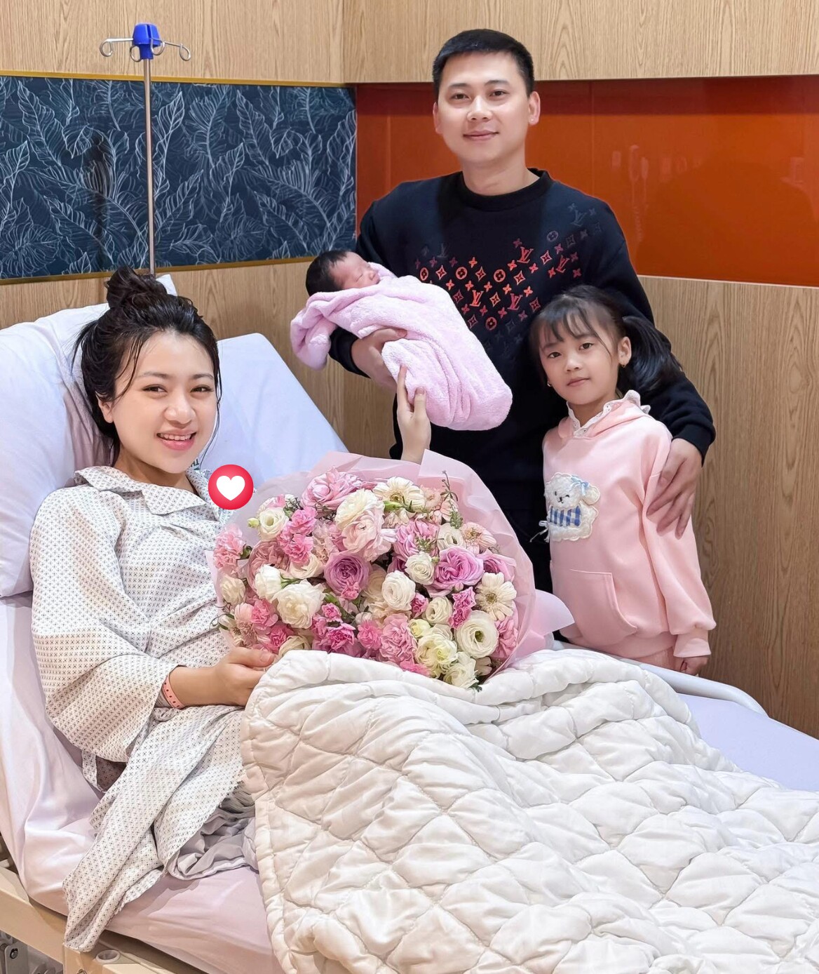 Hot girl 10X Phú Thọ thông báo hạ sinh con đầu lòng, visual đi đẻ xinh chấn động, &#34;rắn con&#34; mới chào đời đã được tặng vàng - 2