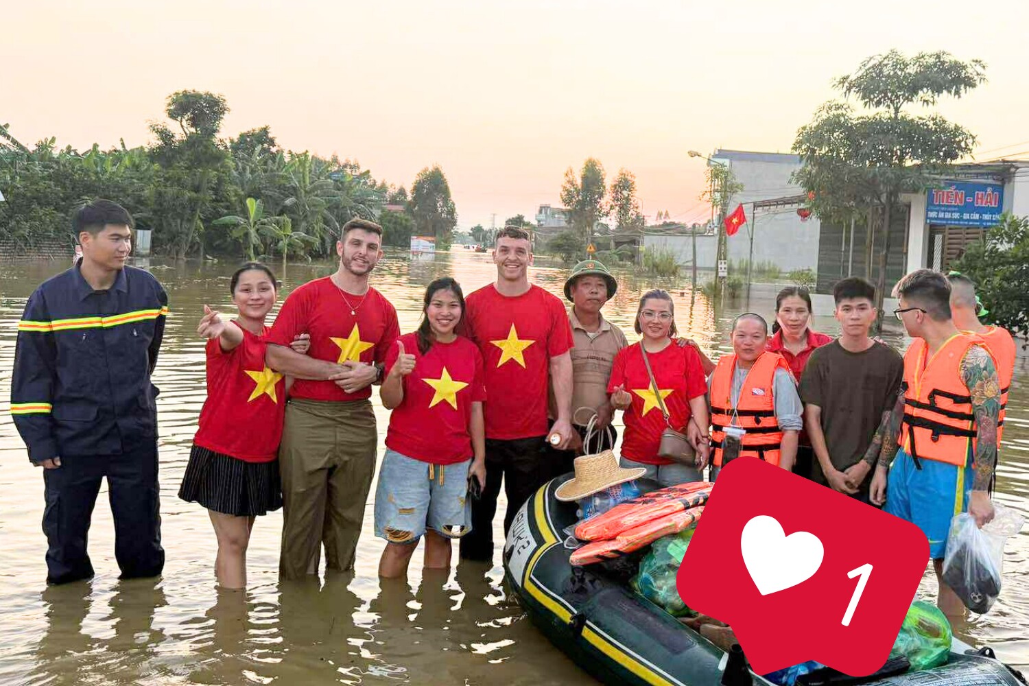 Một tháng sau sinh mổ lần 3, mẹ bỉm vẫn đi cứu trợ giữa dòng nước lũ: “Khi mình gieo yêu thương, con cũng sẽ học được cách yêu thương” - 7