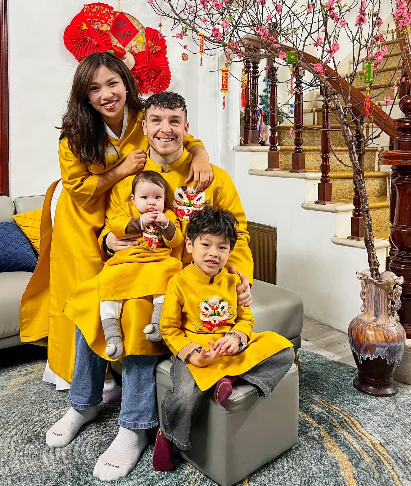 Một tháng sau sinh mổ lần 3, mẹ bỉm vẫn đi cứu trợ giữa dòng nước lũ: “Khi mình gieo yêu thương, con cũng sẽ học được cách yêu thương” - 9