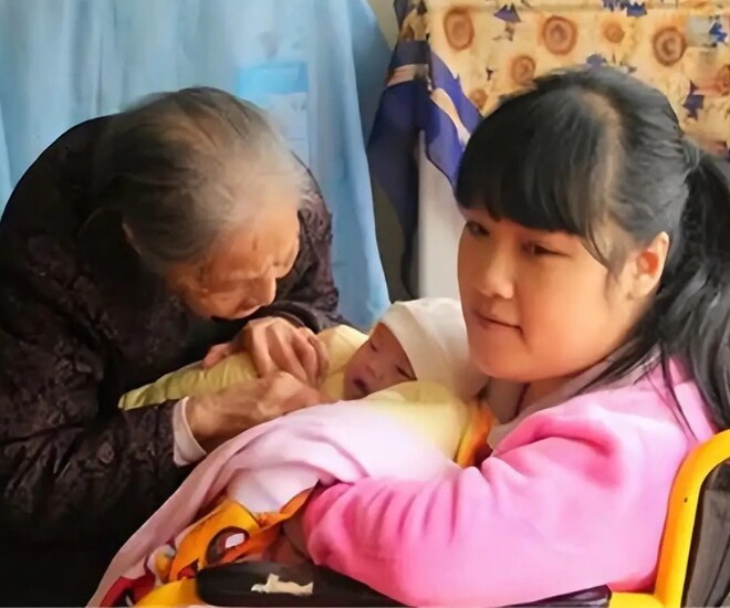 Người mẹ ngồi xe lăn sinh con không gây tê, 9 năm sau bé gái khiến cả xóm rưng rưng - 1