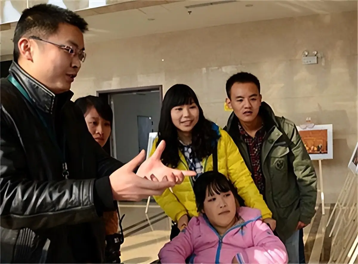 Người mẹ ngồi xe lăn sinh con không gây tê, 9 năm sau bé gái khiến cả xóm rưng rưng - 8