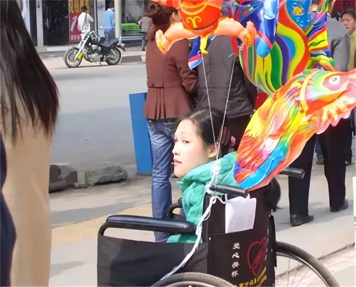 Người mẹ ngồi xe lăn sinh con không gây tê, 9 năm sau bé gái khiến cả xóm rưng rưng - 3