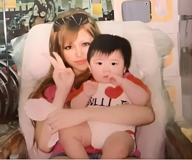 Mẹ Nhật qua 6 lần sinh nở dáng vẫn nuột nà, nhìn ngoại hình 6 đứa con còn ngạc nhiên hơn - 1