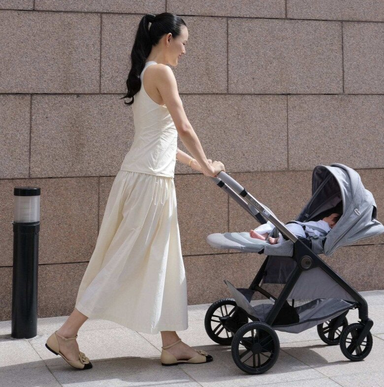 Tuyết Lan tươi tắn bế con đi khám hậu sản, ái nữ mới 1 tháng tuổi đã được sở hữu chiếc thẻ quyền lực - 4