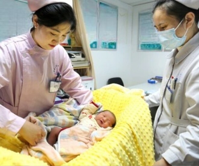 Nữ sinh 19 tuổi sinh con có ngoại hình khác lạ, chồng trẻ hoảng loạn khi nhìn thấy em bé, đưa đi xét nghiệm ADN - 1