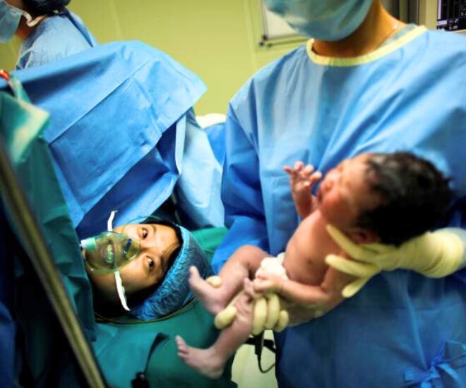 Sản phụ 9X tái mặt khi bác sĩ đỡ đẻ là chồng cũ, trên bàn mổ cô bất ngờ tiết lộ anh chính là cha đứa bé - 1