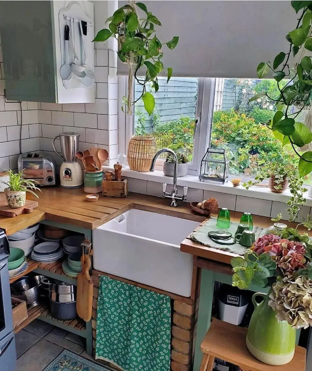 3 vị trí trong nhà dù trống cũng đừng trồng hoa, nếu không càng chăm cây càng héo, vận may tuột khỏi tay - 3