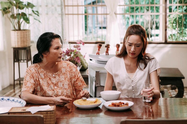 4 con biếu mẹ 20 triệu/tháng nhưng bà không mua nổi hộp bánh trung thu thắp hương, tôi sững sờ khi mở tủ - 2