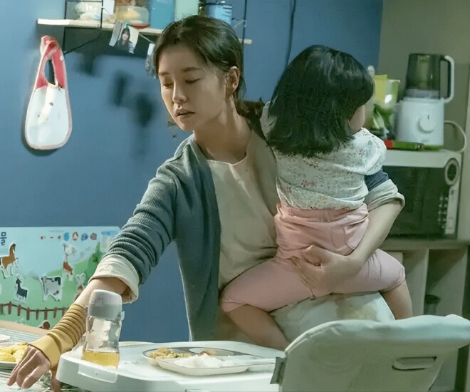 Anh trai chồng ly hôn nhờ tôi chăm con hộ, 10 năm sau mẹ chồng tiết lộ một bí mật động trời - 1