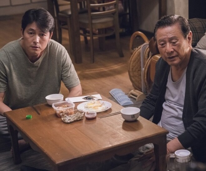 Bố vợ mất, tôi đón mẹ vợ đến ở cùng nhưng thấy bàn trà trong phòng khách mà tôi bất an - 1