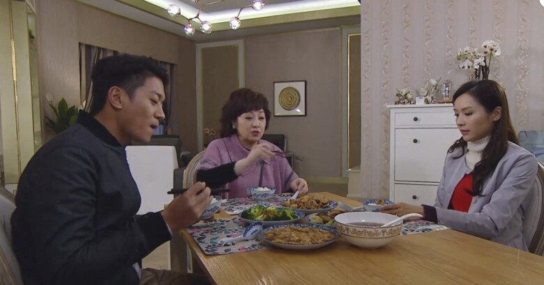 Bố vợ mất, tôi đón mẹ vợ đến ở cùng nhưng thấy bàn trà trong phòng khách mà tôi bất an - 2