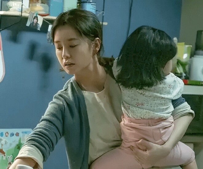 Con gái 3 tuổi ngủ với ông nội không bao giờ quấy khóc, đêm đó tôi hé cửa xem rồi sững sờ - 1