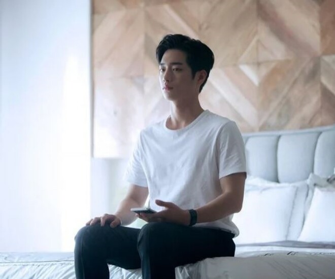 Gặp lại vợ cũ trong buổi họp lớp, màn hình điện thoại sáng lên, tôi âm thầm chuồn đi luôn - 1