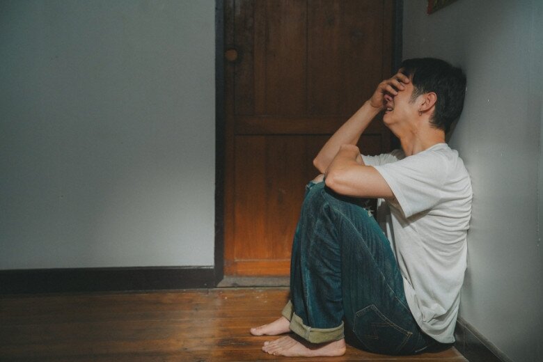 Mẹ đến chăm vợ tôi ở cữ, một lần quên mang điện thoại nên quay về lấy, tôi choáng với cảnh trong nhà - 2