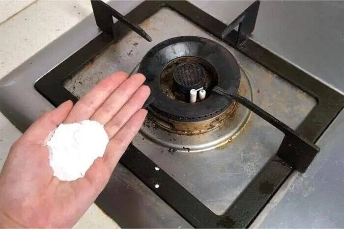Rắc muối lên bếp gas có tác dụng rất mạnh, giải quyết ngay rắc rối nhiều gia đình gặp phải - 3