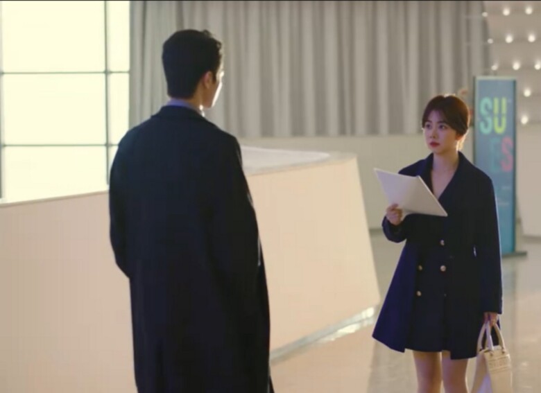 Sinh con cho chồng mới, thấy món quà chồng cũ tặng khi đến thăm, tôi xin anh nối lại tình xưa - 1