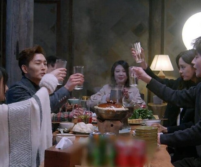 Tặng mẹ chồng sợi dây chuyền vàng dịp 20/11 nhưng bà nổi giận, tôi sửng sốt khi biết sự thật - 1