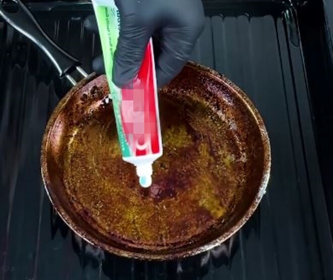 Thử cho kem đánh răng vào nồi chảo, tôi sốc khi thấy kết quả sau 30 phút! - 2