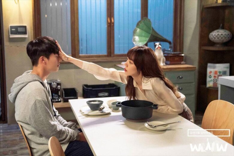 Tôi xuất viện cả năm trời chồng mới chạm vào người, bật đèn lên thấy chân anh mà tôi òa khóc - 1