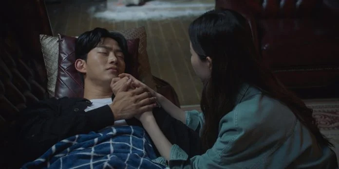 Tôi xuất viện cả năm trời chồng mới chạm vào người, bật đèn lên thấy chân anh mà tôi òa khóc - 2